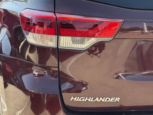 Used 2019 Toyota Highlander LE FWD image 6