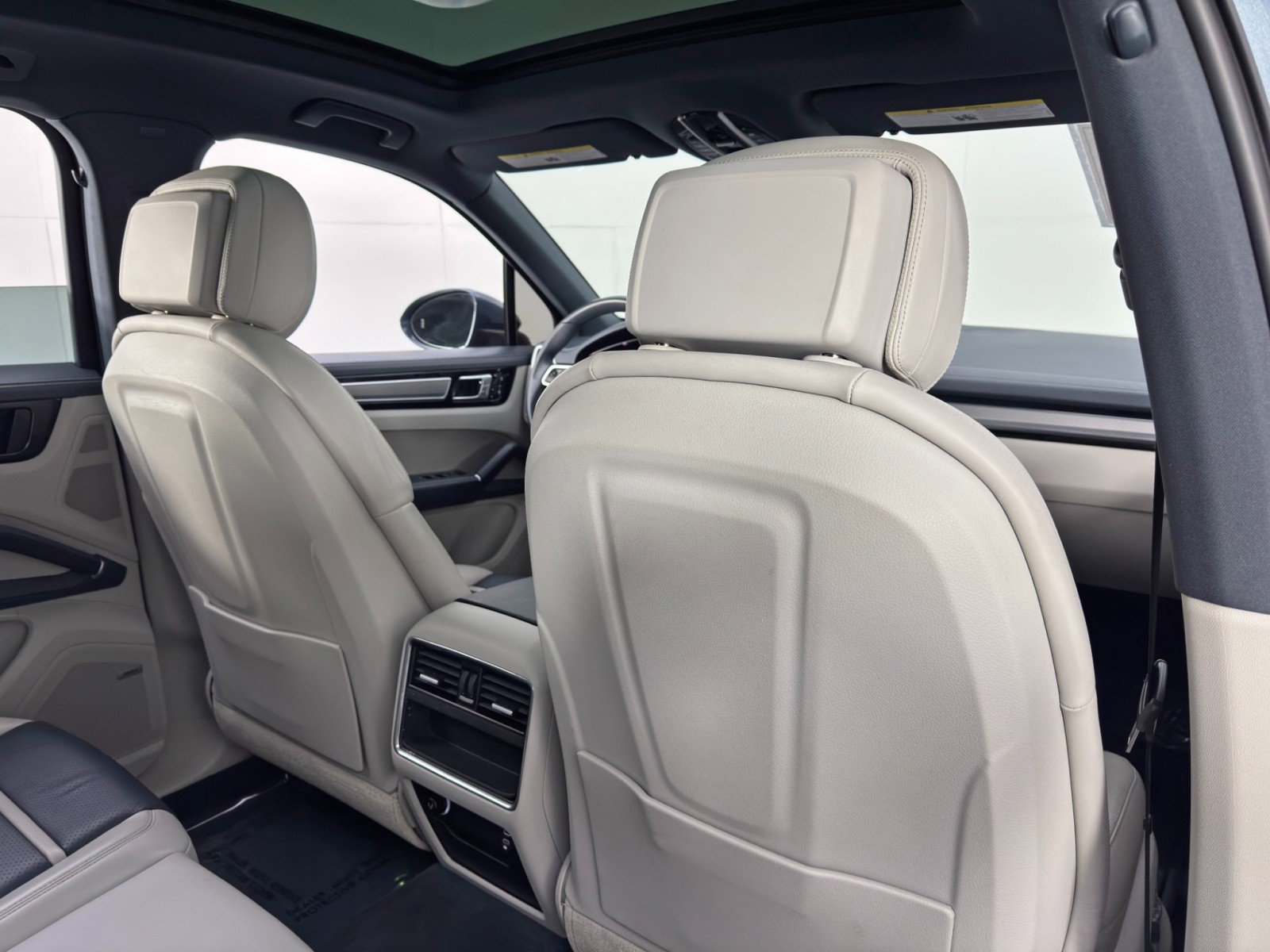 Used 2020 Porsche Cayenne S w/ Premium Package image 40