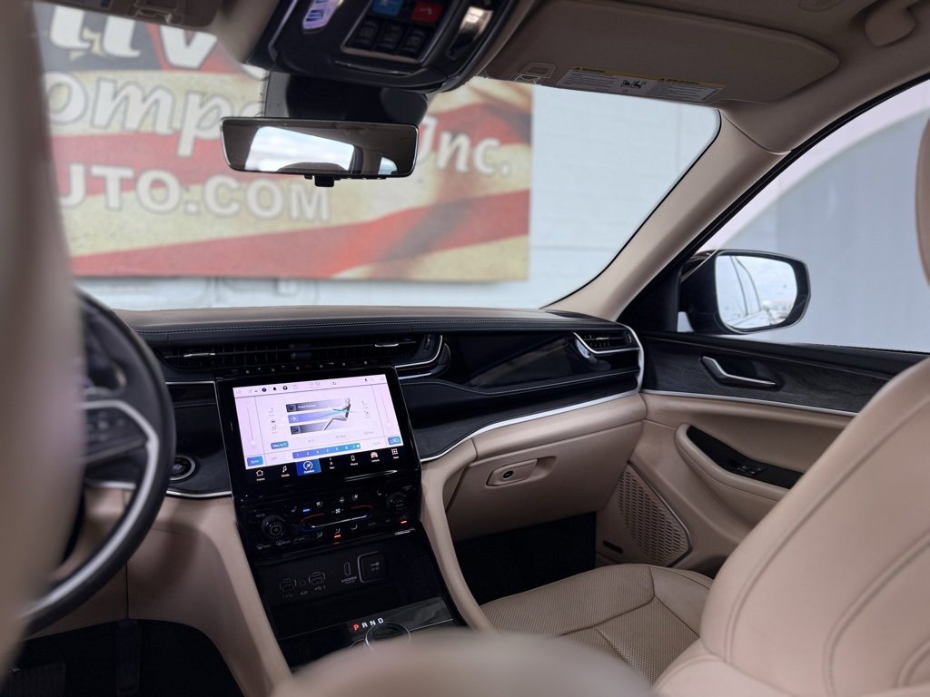 Used 2022 Jeep Grand Cherokee Limited w/ Luxury Tech Group II image 19