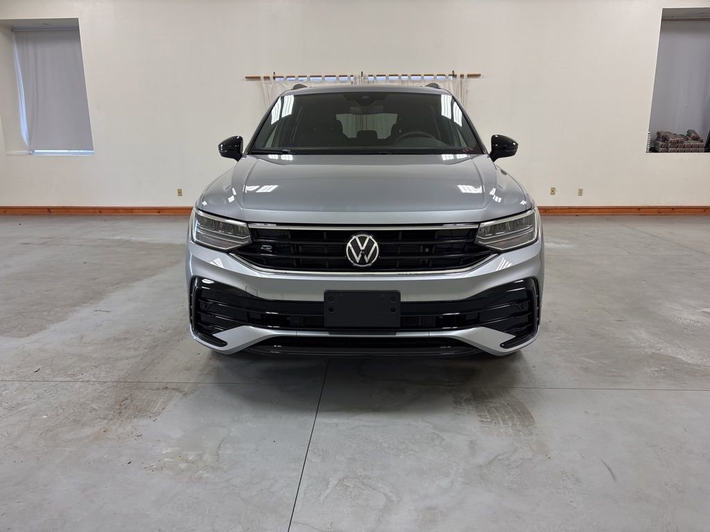 Used 2024 Volkswagen Tiguan SE R-Line AWD/4WD image 3