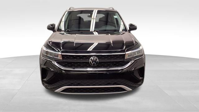 Used 2024 Volkswagen Taos SE image 2