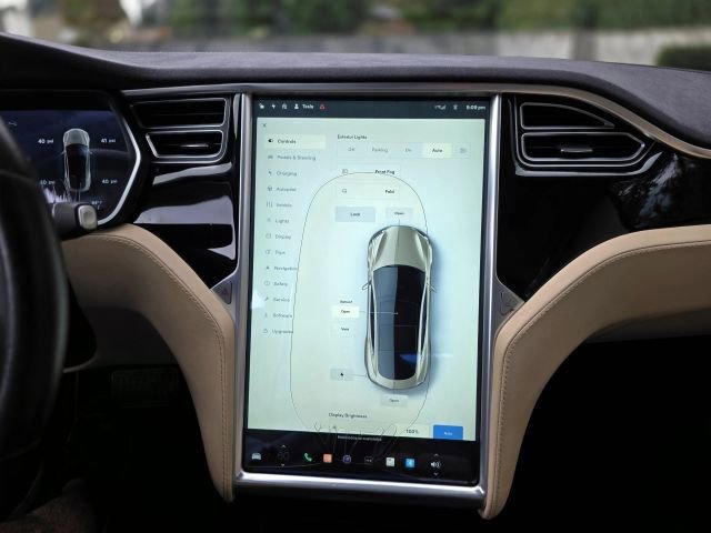 Used 2015 Tesla Model S 85D image 22