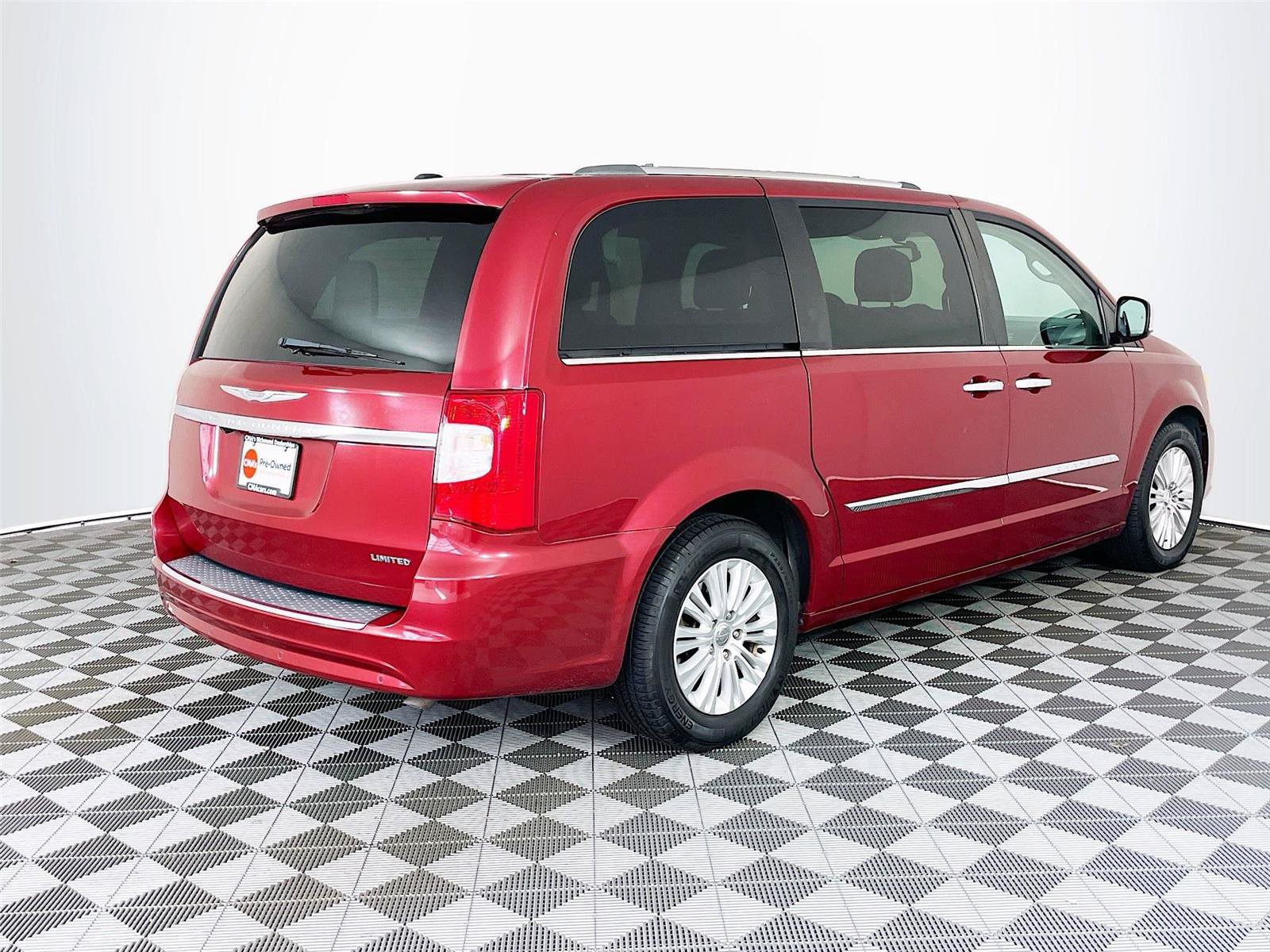 Used 2014 Chrysler Town & Country Limited w/ Luxury Group FWD image 9