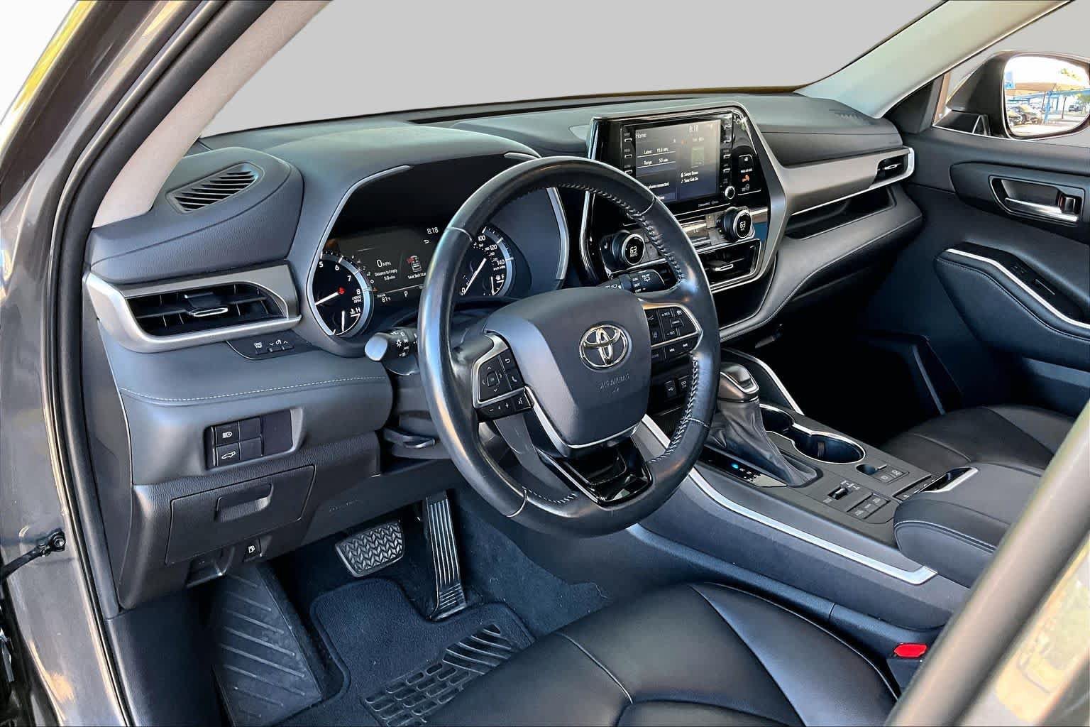 Used 2021 Toyota Highlander XLE AWD/4WD image 18