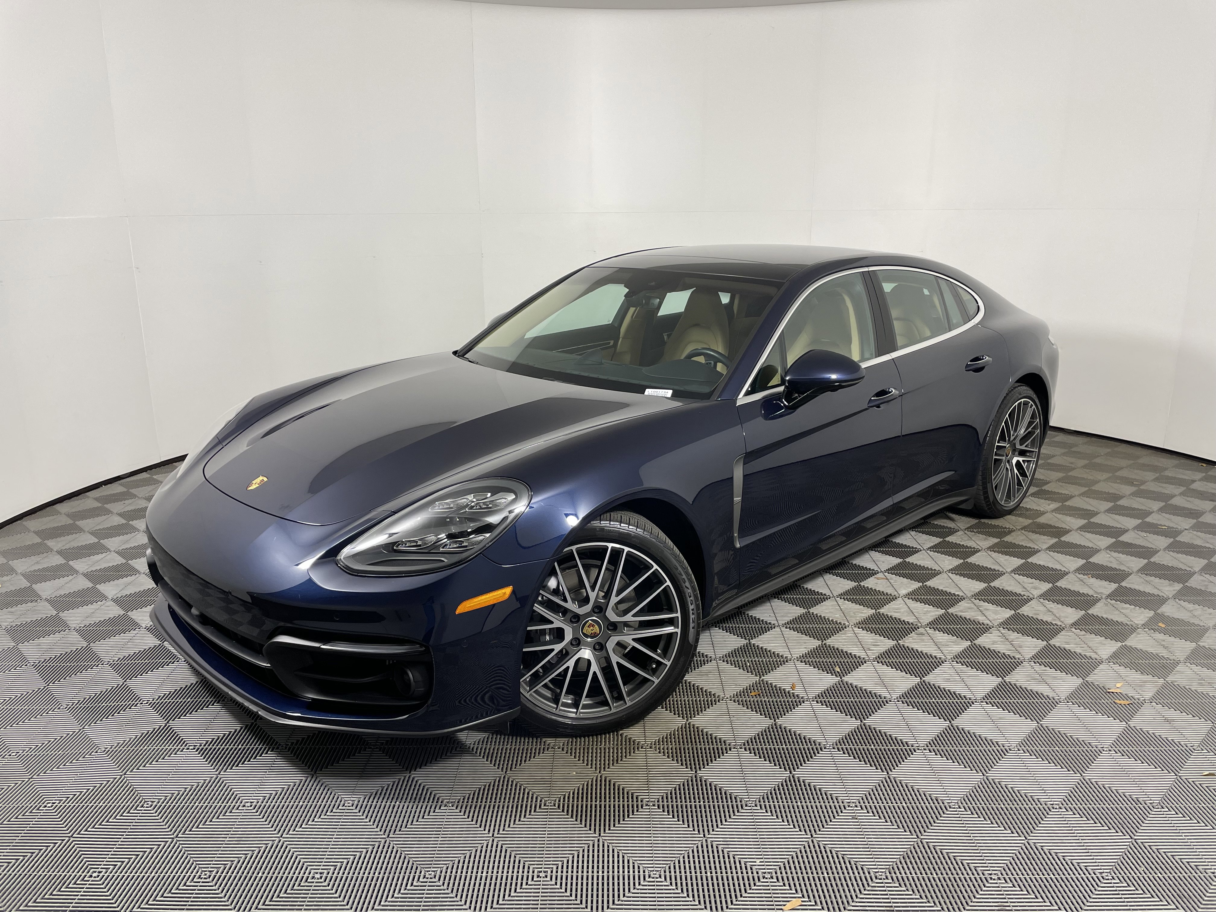Used 2023 Porsche Panamera image 1