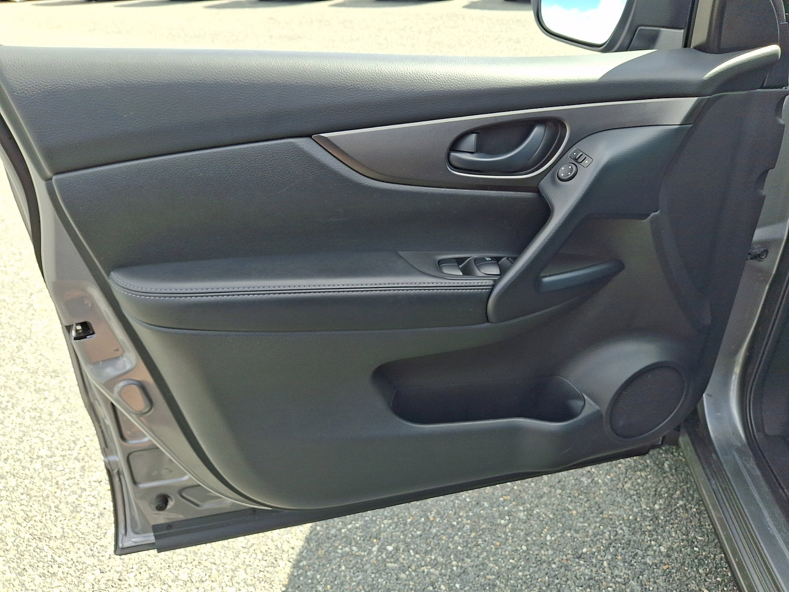 Used 2020 Nissan Rogue Sport S image 12