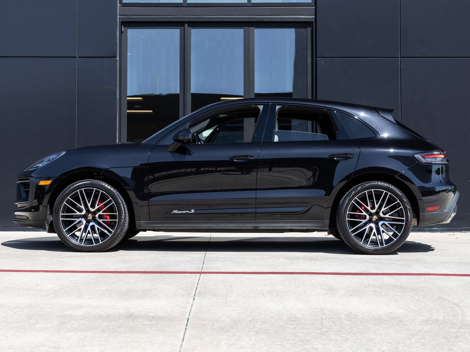Certified 2024 Porsche Macan S AWD/4WD image 2