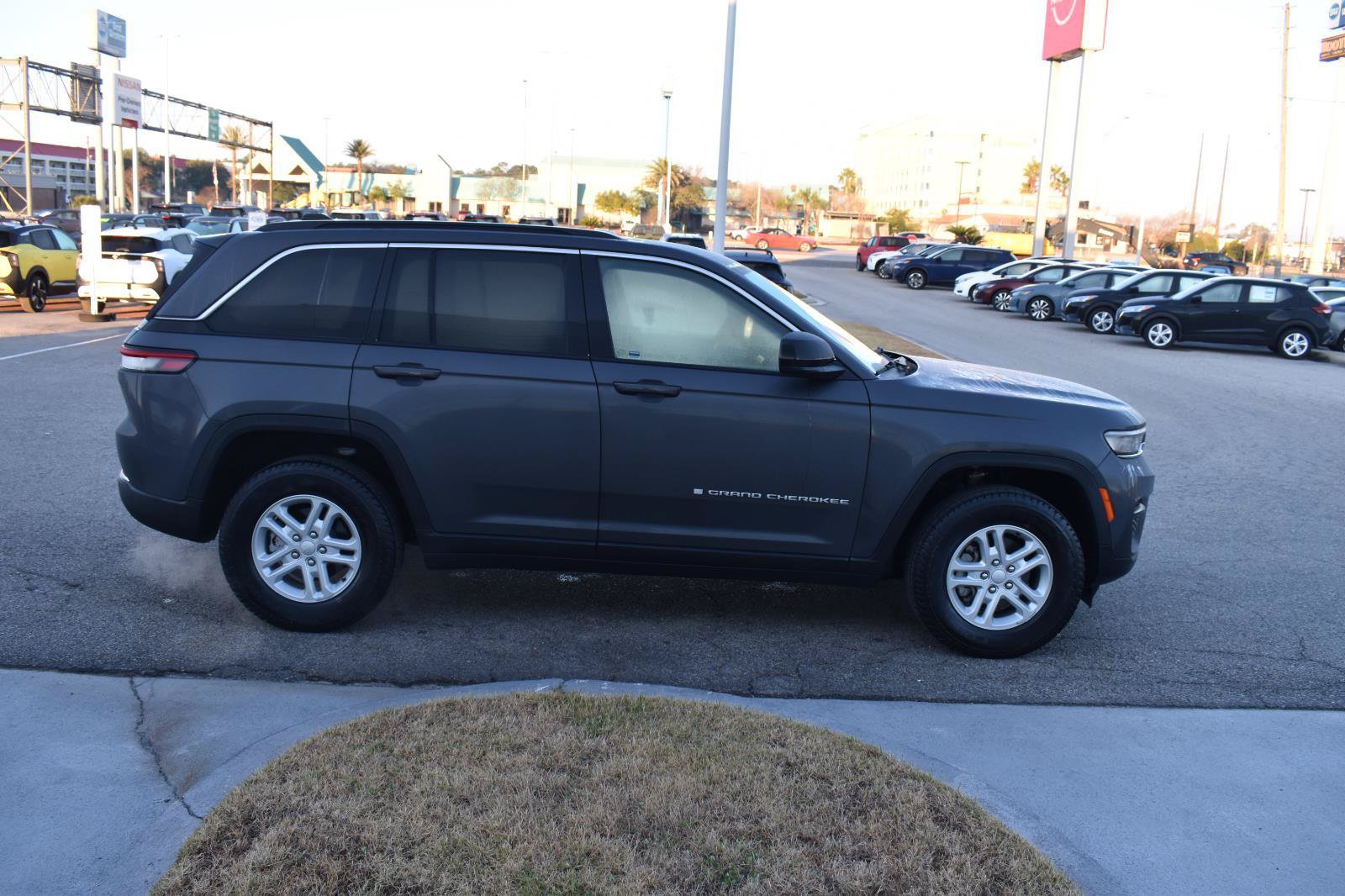 Used 2024 Jeep Grand Cherokee Laredo w/ Trailer Tow Package RWD image 13