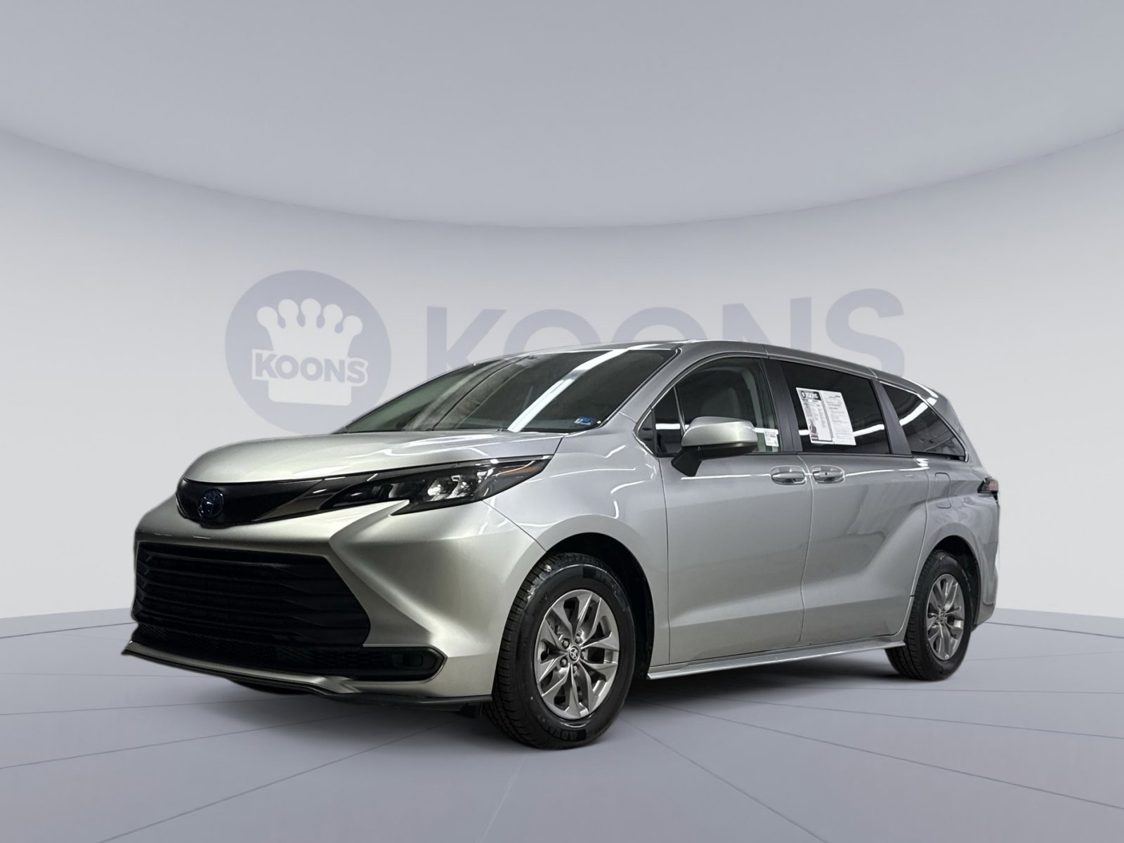 Used 2024 Toyota Sienna LE FWD image 1