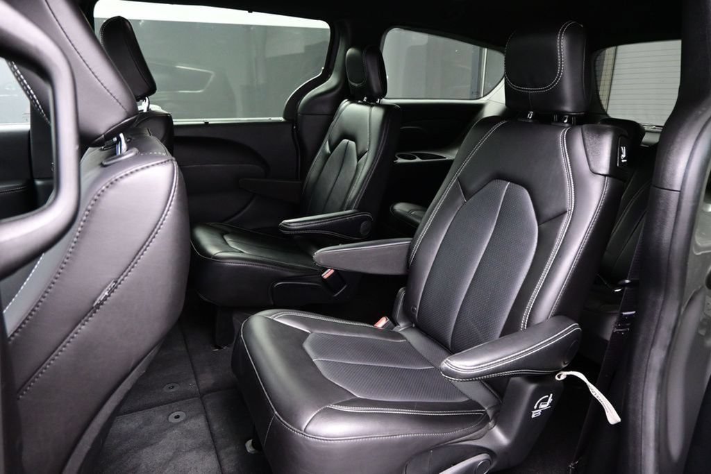 Used 2025 Chrysler Pacifica Select FWD image 34
