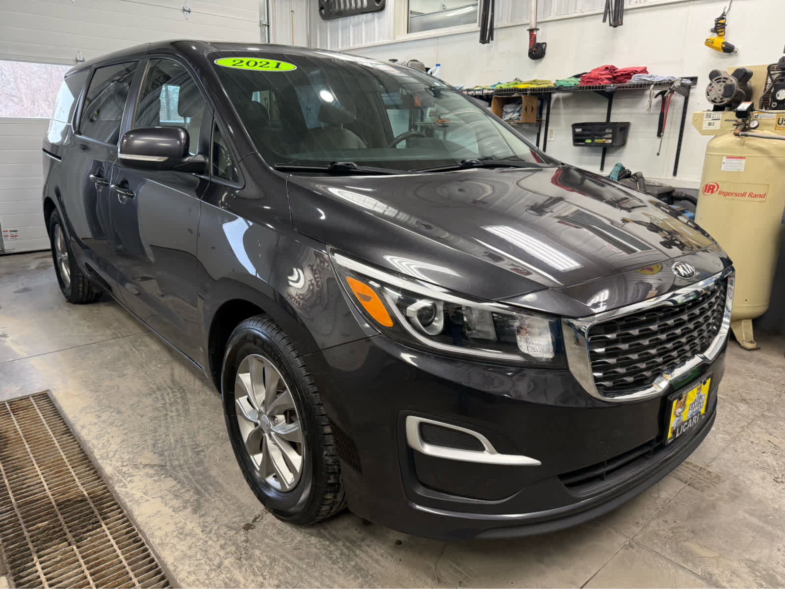Used 2021 Kia Sedona LX image 3