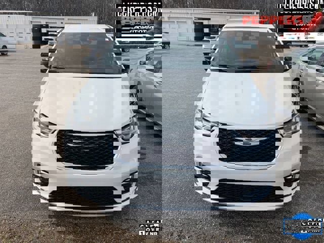 Used 2026 Chrysler Pacifica Select image 2