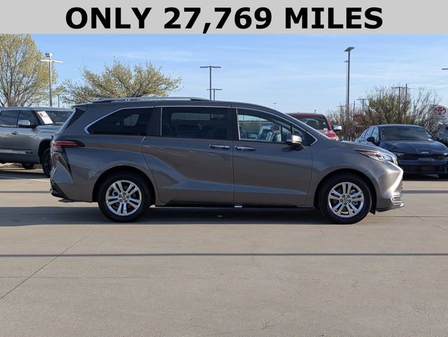 Used 2023 Toyota Sienna Platinum image 4