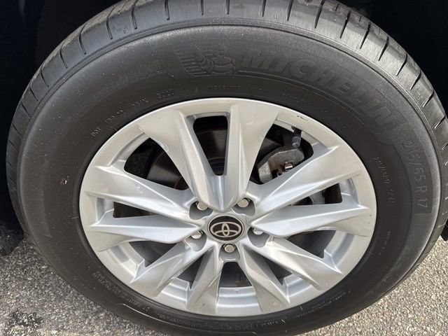 Used 2023 Toyota Corolla Cross LE image 9