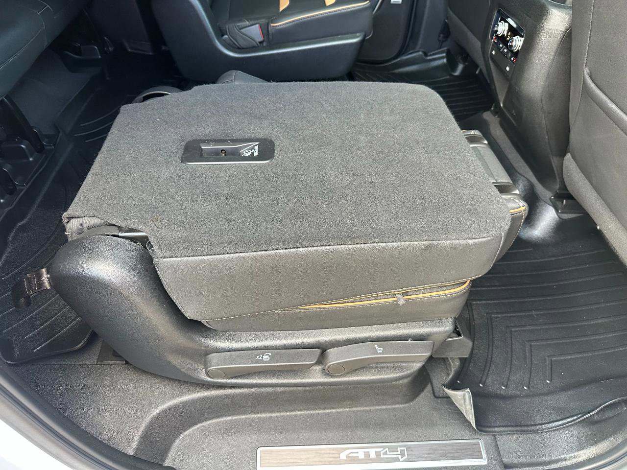 Used 2023 GMC Yukon XL AT4 image 29