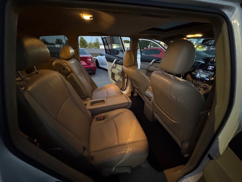 Used 2012 Toyota Highlander SE w/ Tow Pkg image 11