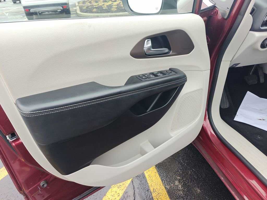 Used 2020 Chrysler Voyager Lxi image 5