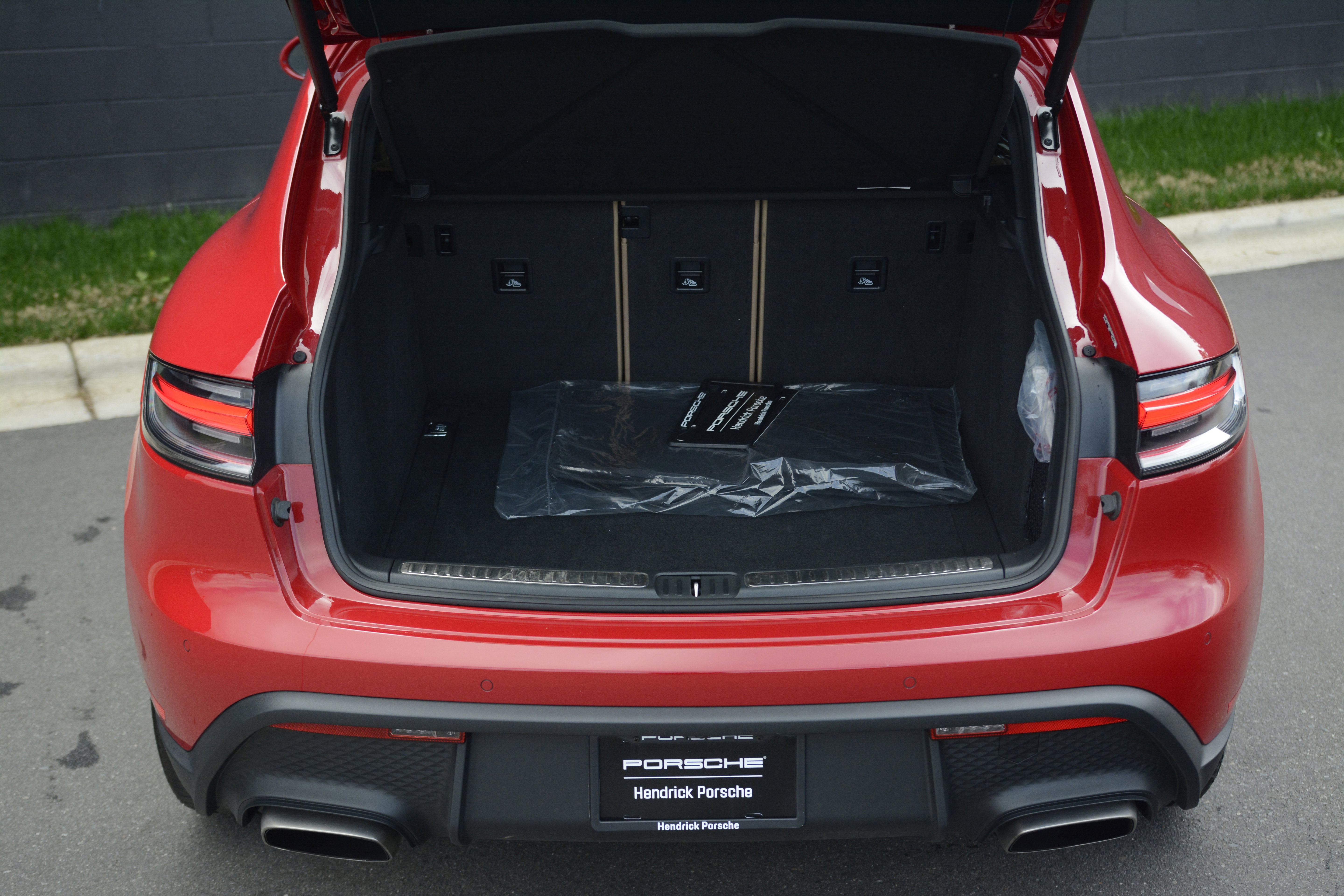 Certified 2025 Porsche Macan image 38