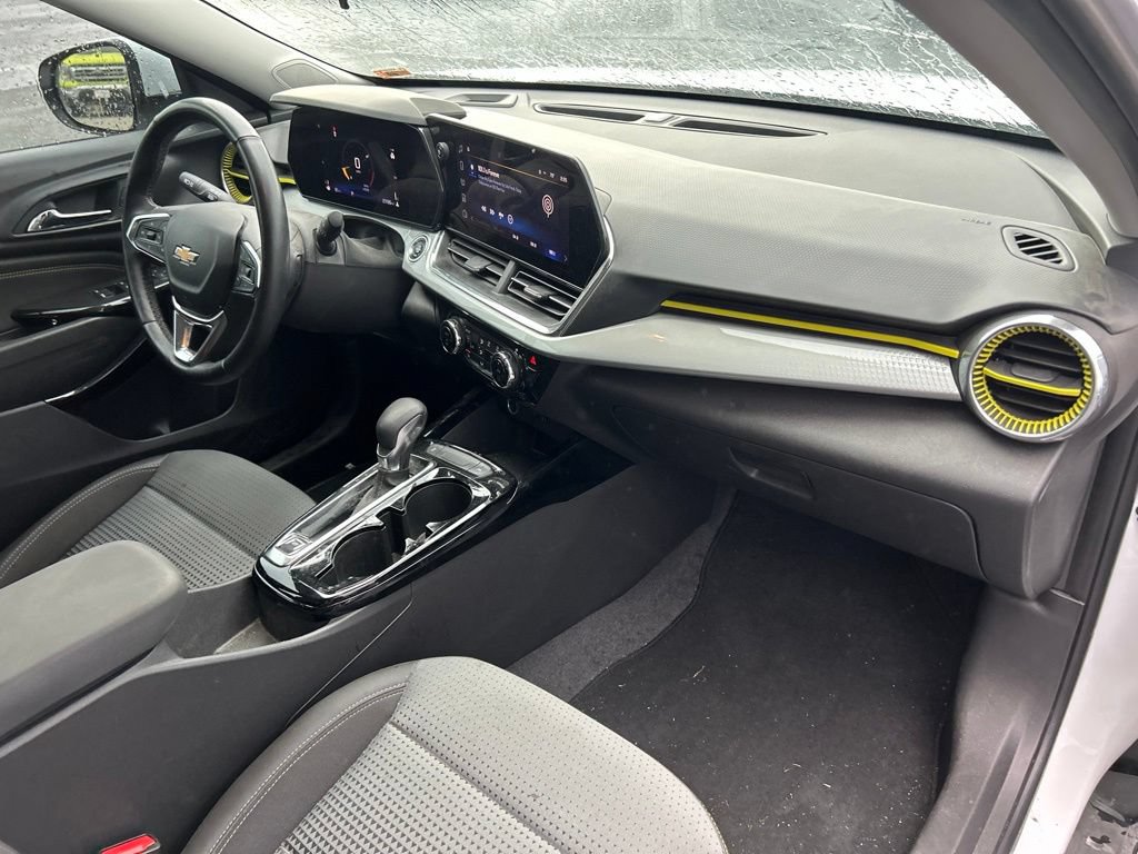 Used 2025 Chevrolet Trax LT w/ Driver Confidence Package FWD image 31