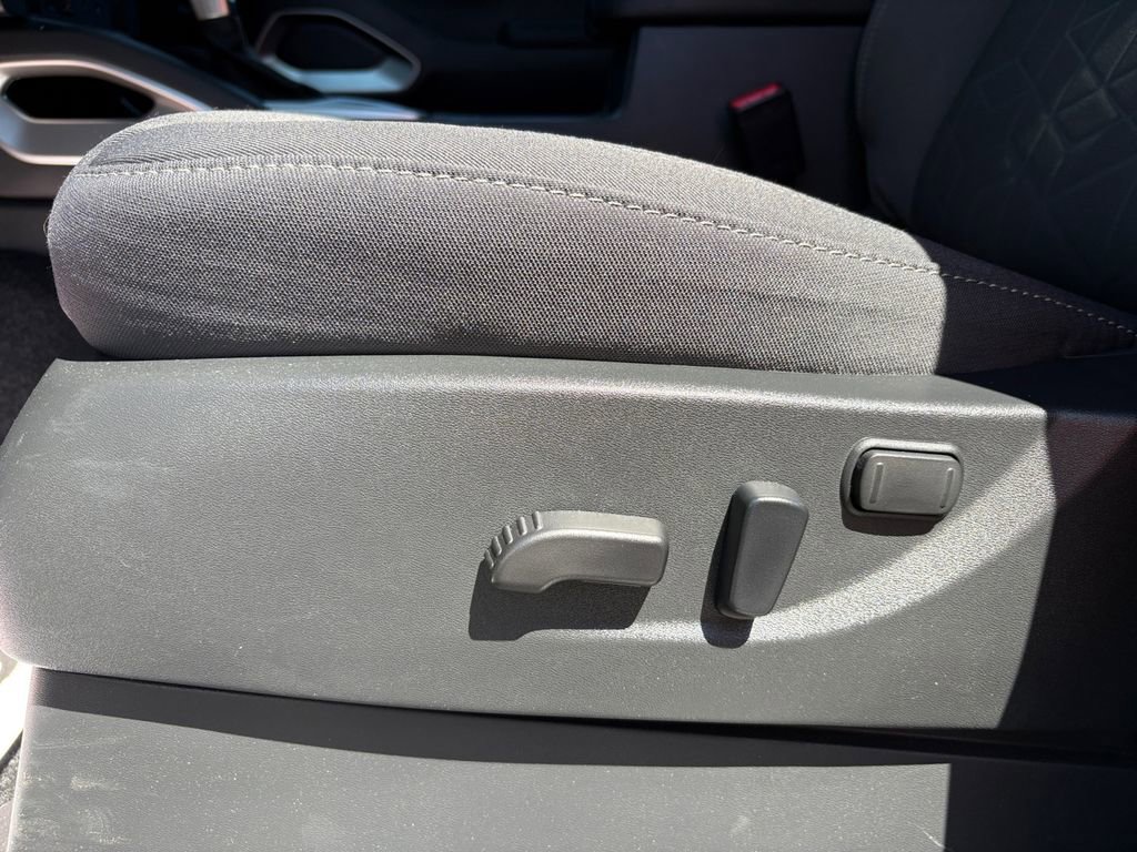 Used 2025 Nissan Frontier SV image 13