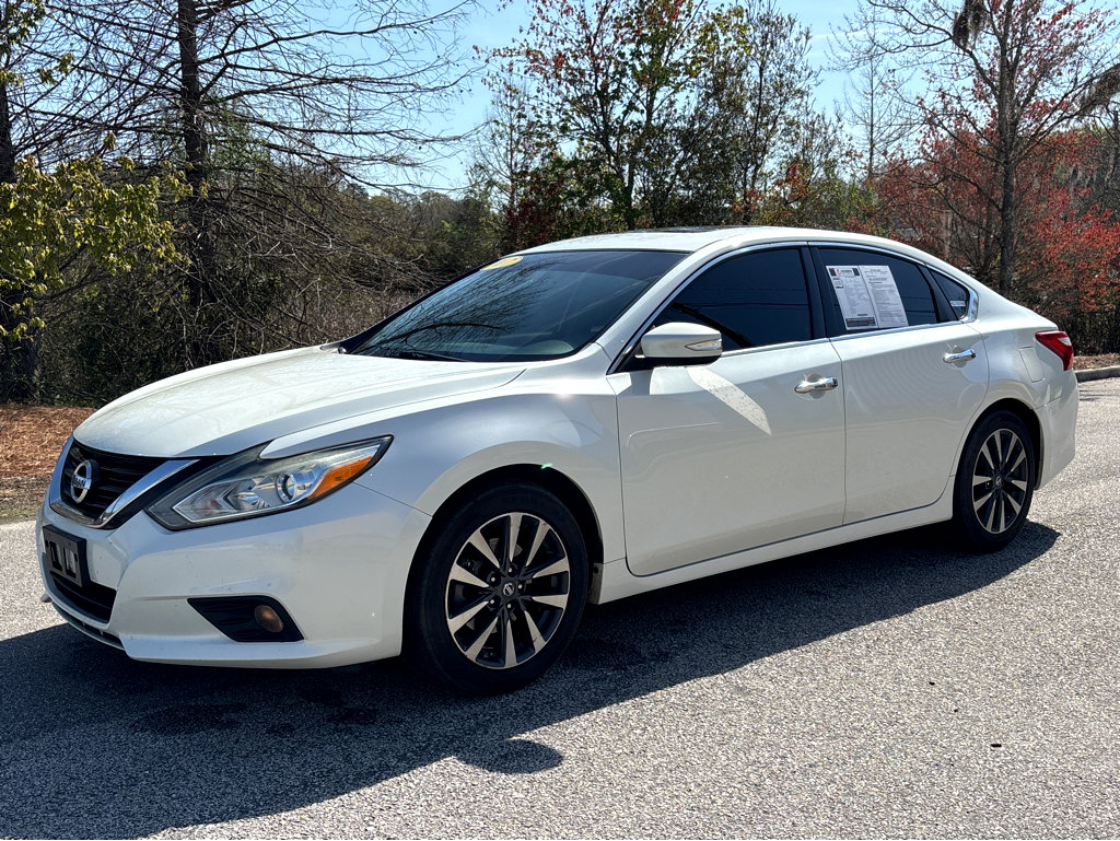 Used 2017 Nissan Altima 2.5 SL w/ Moonroof Package image 3