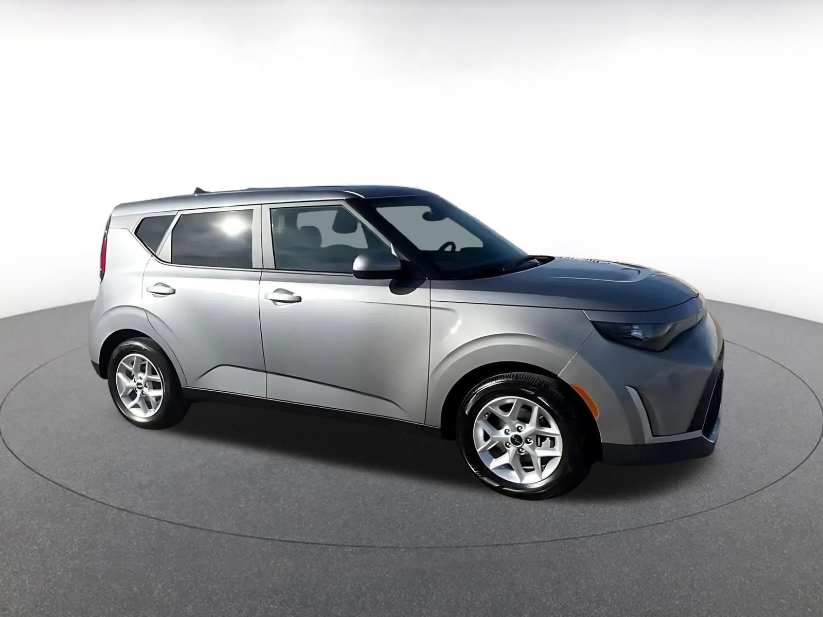 Used 2025 Kia Soul LX w/ LX Technology Package image 2
