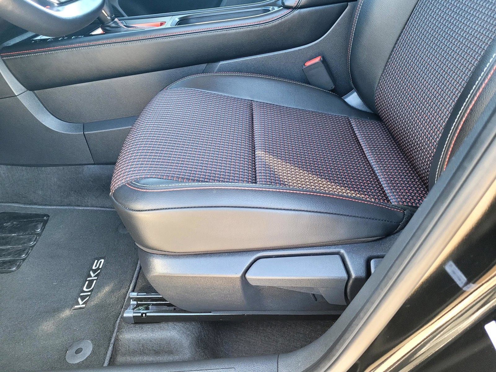 Used 2025 Nissan Kicks SR FWD image 20