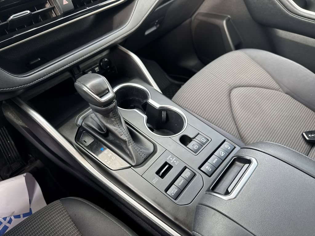 Used 2020 Toyota Highlander LE image 11
