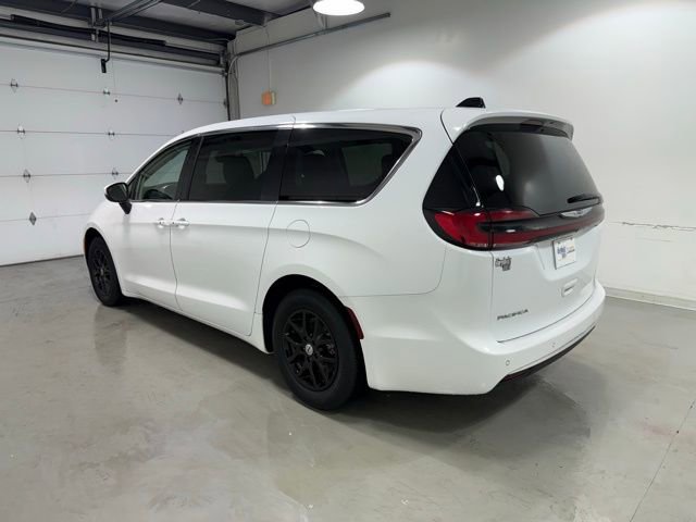 Used 2023 Chrysler Pacifica Touring-L image 5