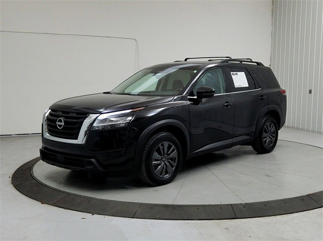 Used 2024 Nissan Pathfinder SV image 3