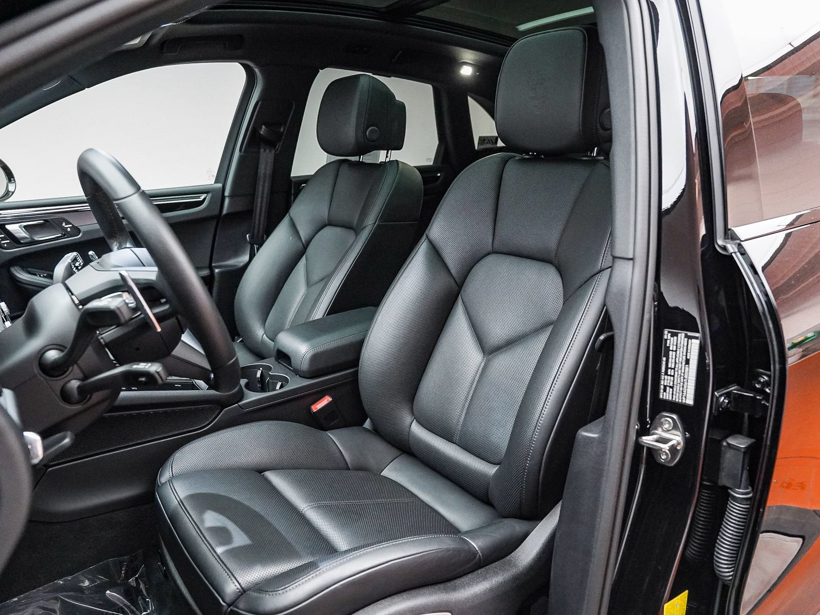 Certified 2026 Porsche Macan AWD/4WD image 5