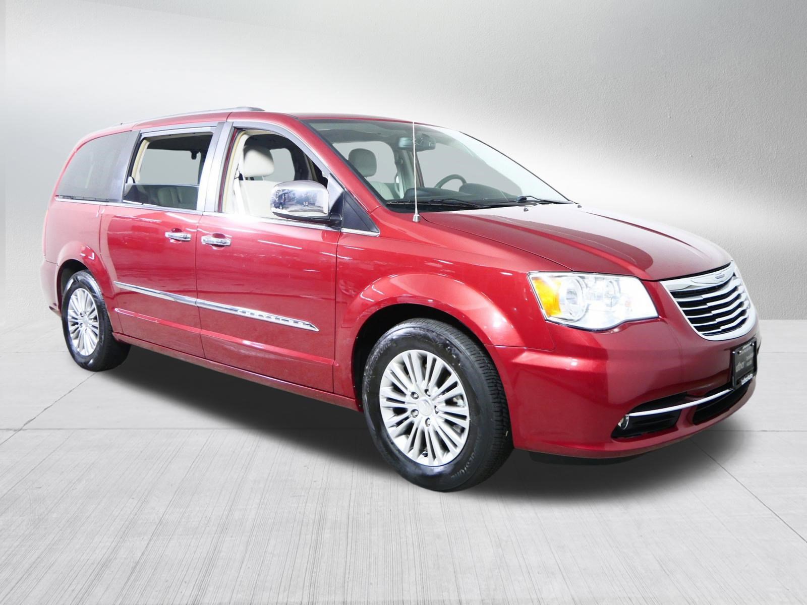 Used 2014 Chrysler Town & Country Touring-L w/ Driver Convenience Group FWD image 1