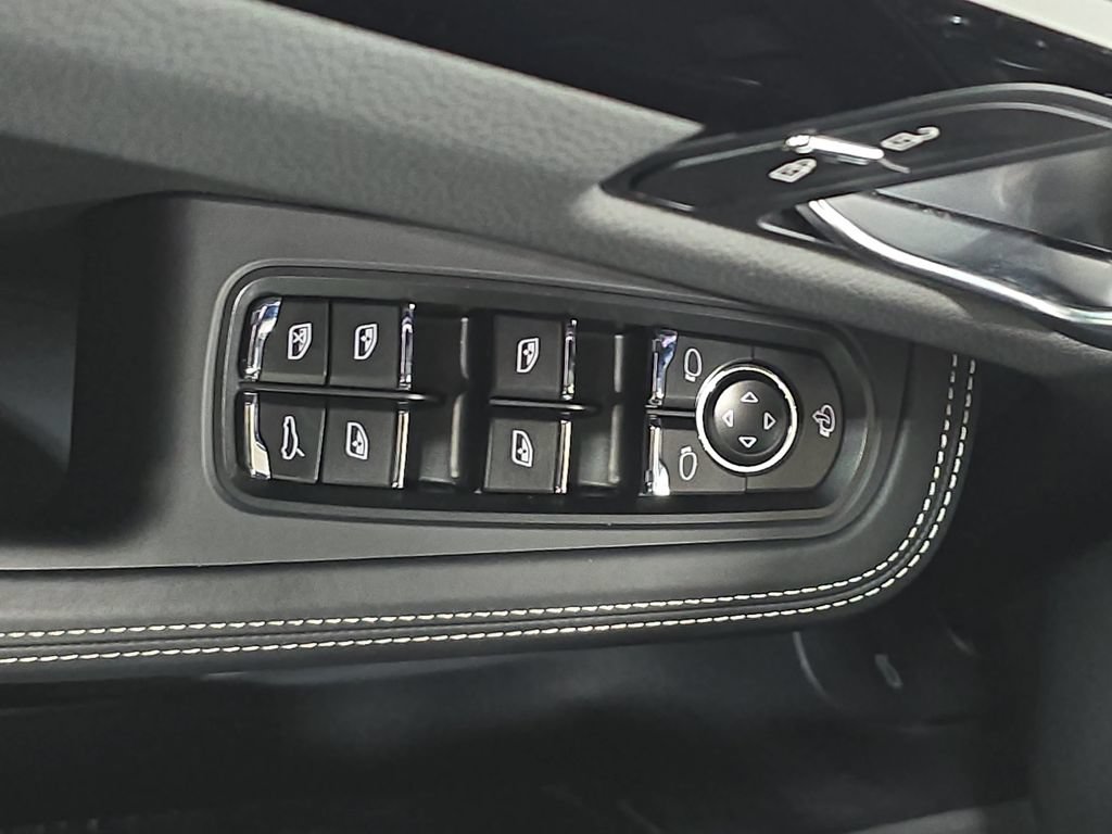Certified 2025 Porsche Macan S AWD/4WD image 21