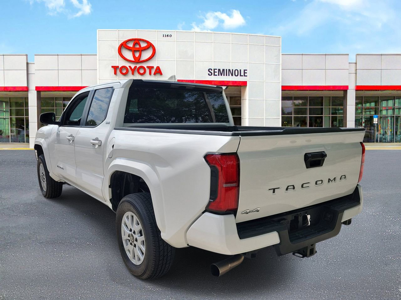 Used 2024 Toyota Tacoma SR5 AWD/4WD image 4