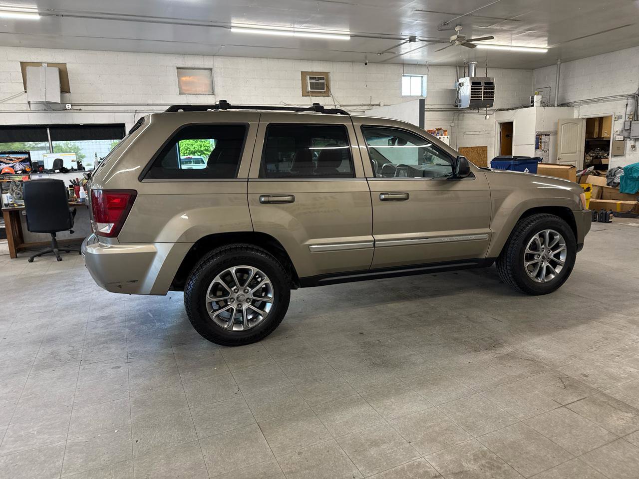 Used 2005 Jeep Grand Cherokee Limited AWD/4WD image 4