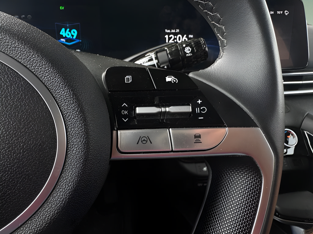 Certified 2024 Hyundai Elantra Limited FWD image 22