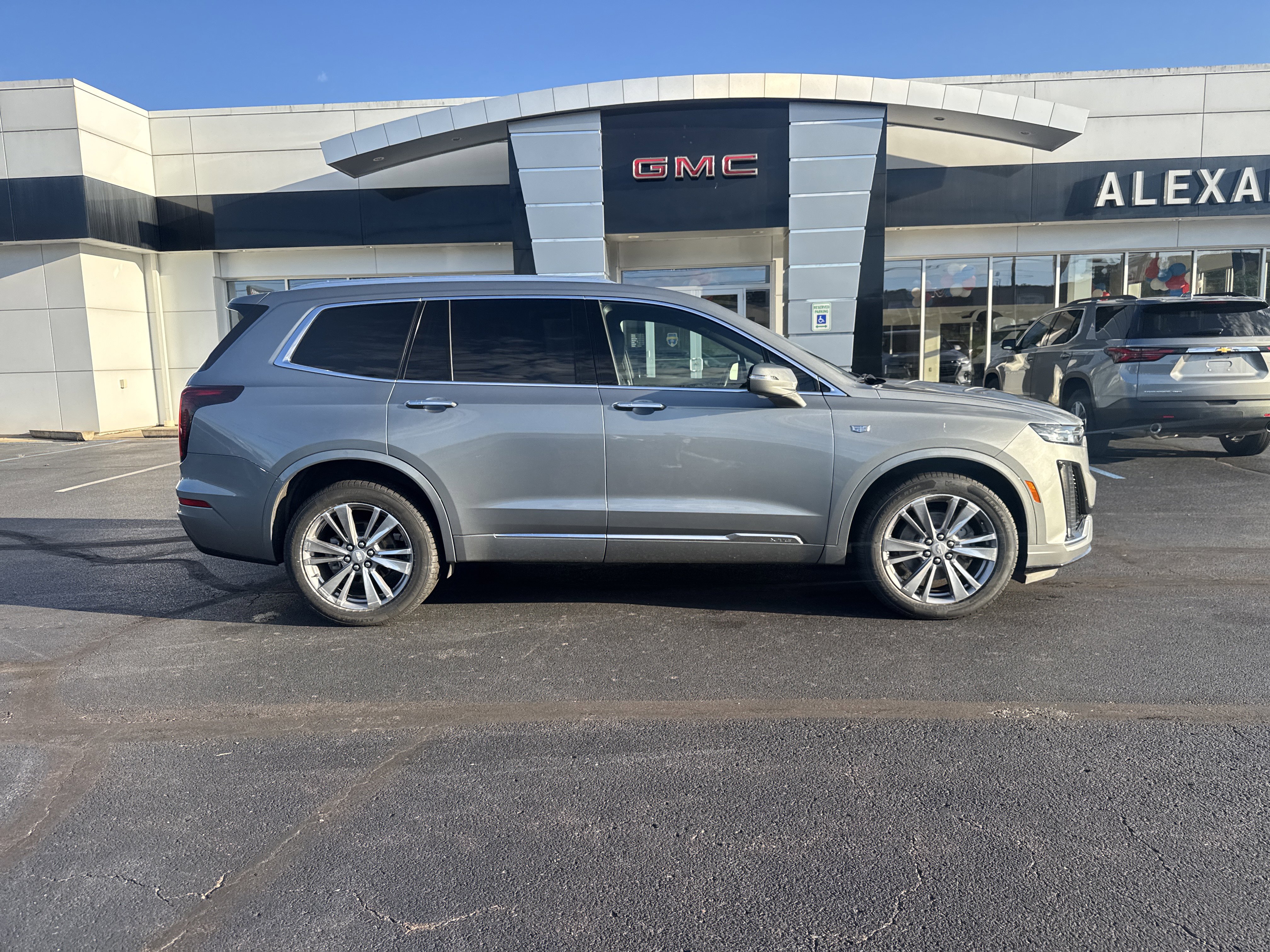 Used 2023 Cadillac XT6 Premium Luxury image 2