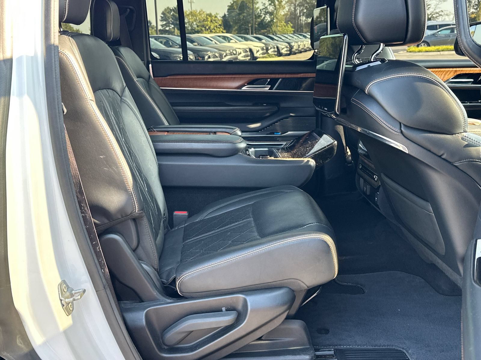 Used 2022 Jeep Grand Wagoneer Series III w/ Rear Seat Video Group 1 AWD/4WD image 15