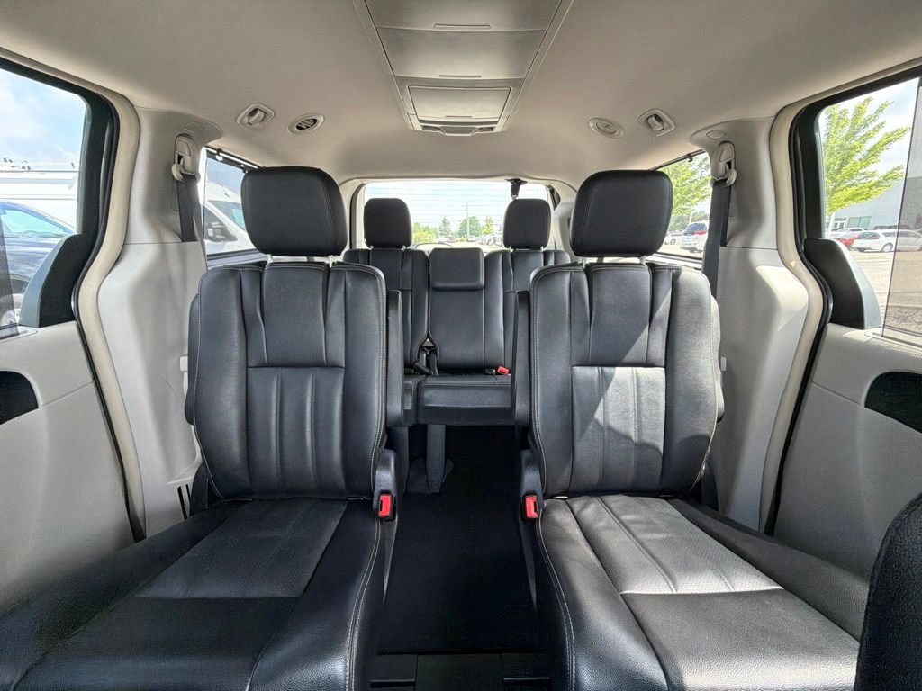 Used 2016 Chrysler Town & Country Touring-L w/ Driver Convenience Group FWD image 16