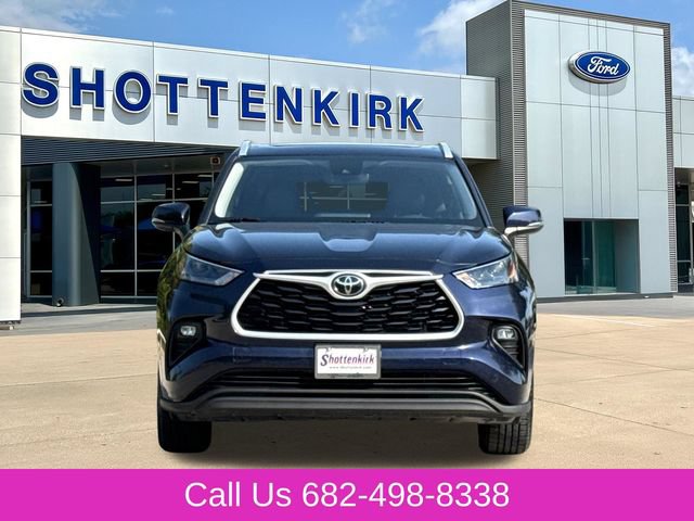 Used 2022 Toyota Highlander XLE FWD image 2