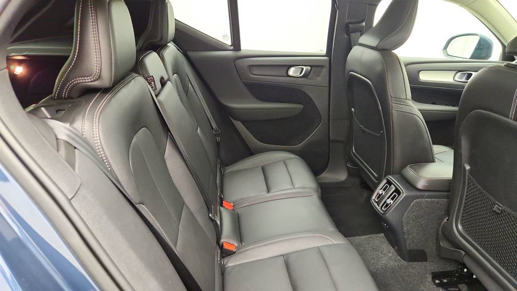 Used 2021 Volvo XC40 T5 Momentum w/ Premium Package AWD/4WD image 23