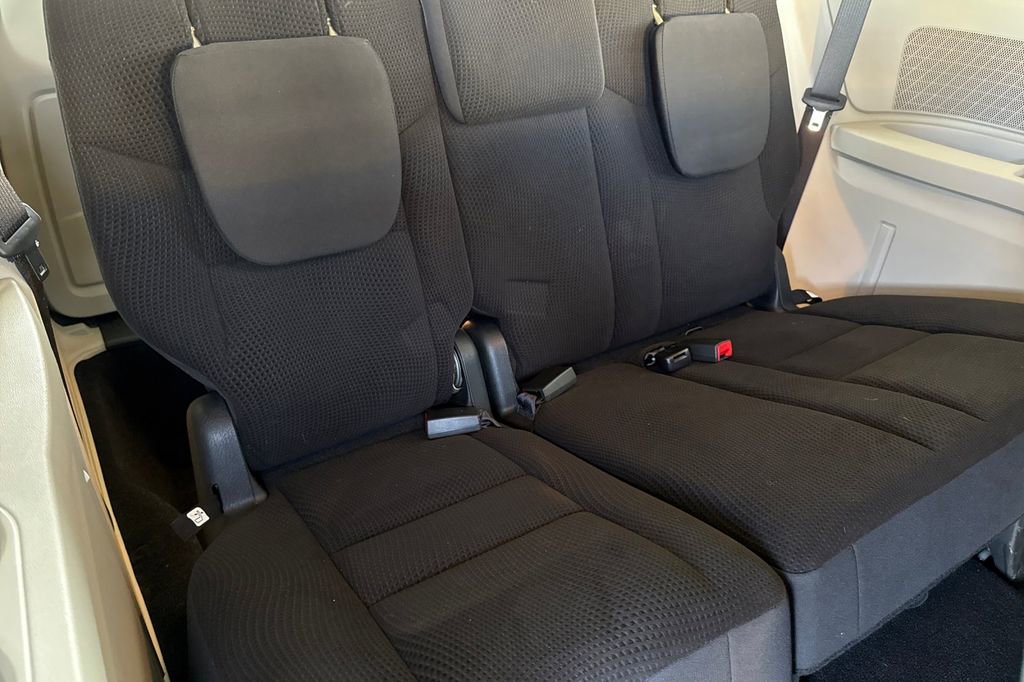 Used 2018 Dodge Grand Caravan SE w/ UConnect Hands-Free Group image 22