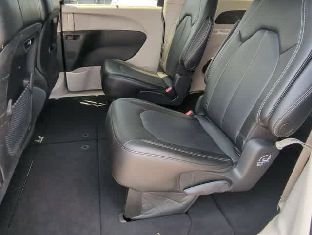 Used 2023 Chrysler Pacifica Touring-L FWD image 19