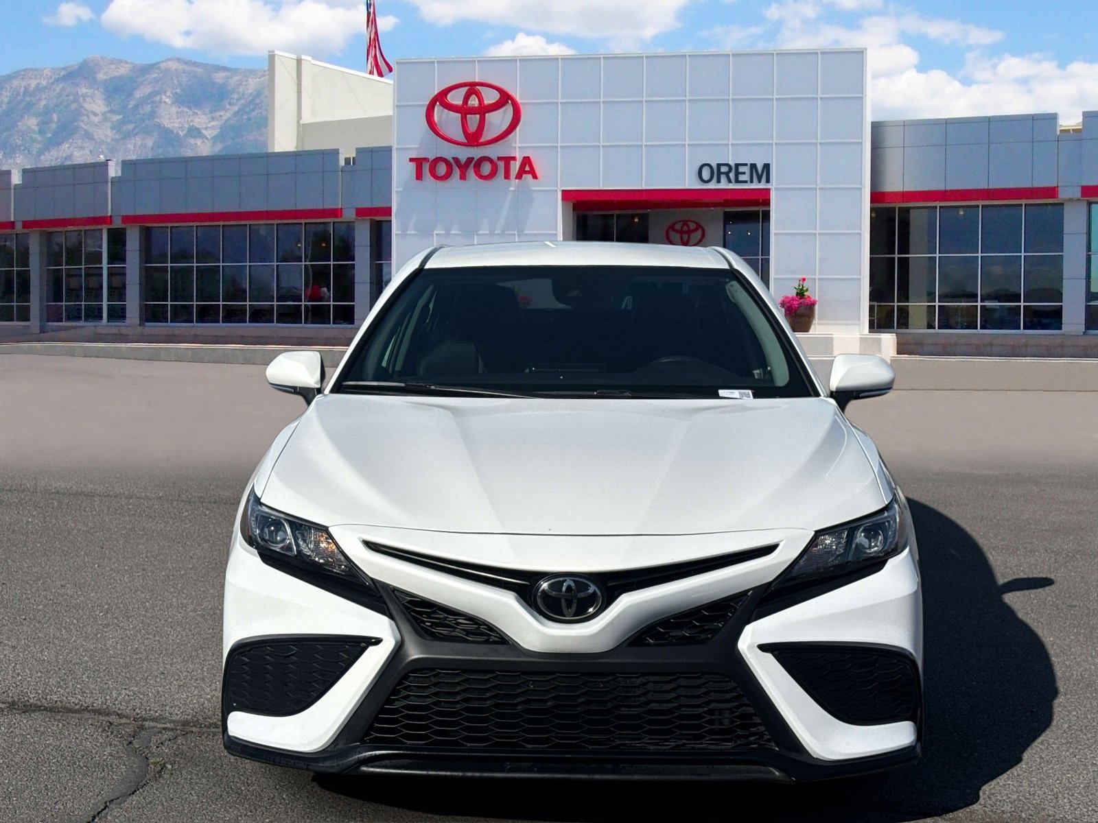 Used 2024 Toyota Camry SE image 2