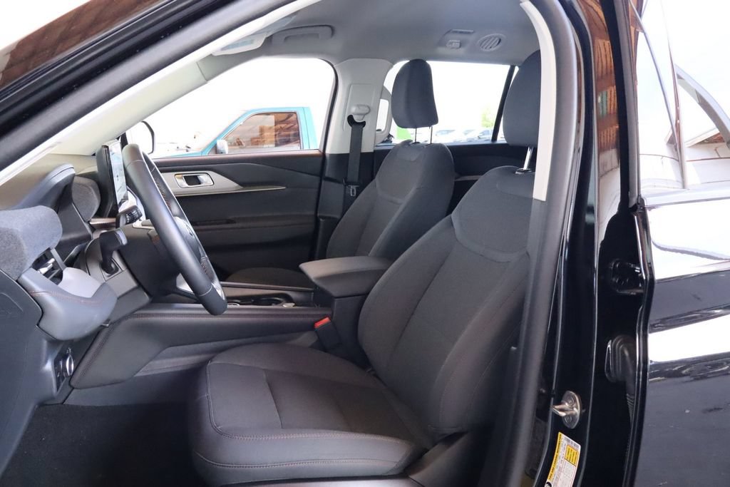 Used 2025 Ford Explorer Active RWD image 18