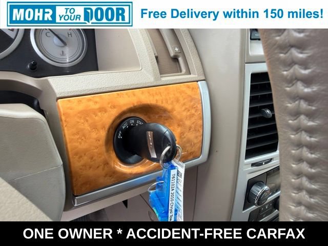 Used 2010 Chrysler Town & Country Limited w/ Entertainment Group #3 FWD image 19