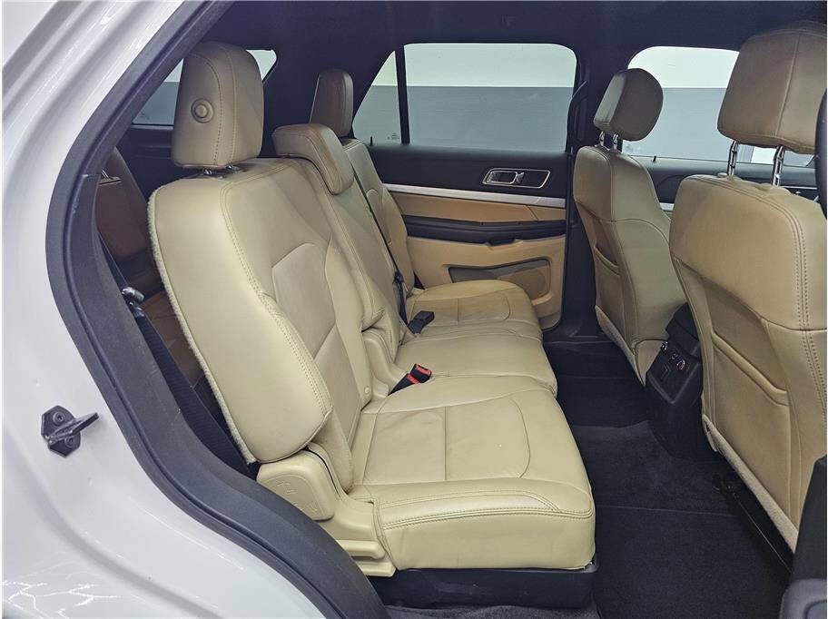 Used 2016 Ford Explorer XLT w/ Equipment Group 202A image 14