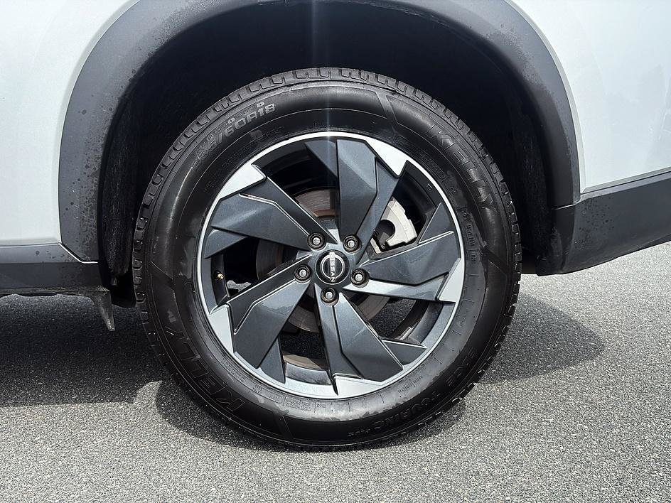 Certified 2025 Nissan Rogue SV AWD/4WD image 10