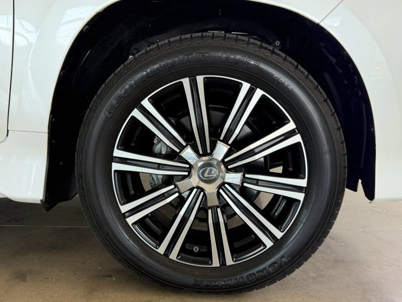 Used 2019 Lexus LX 570 4WD w/ Luxury Package image 13