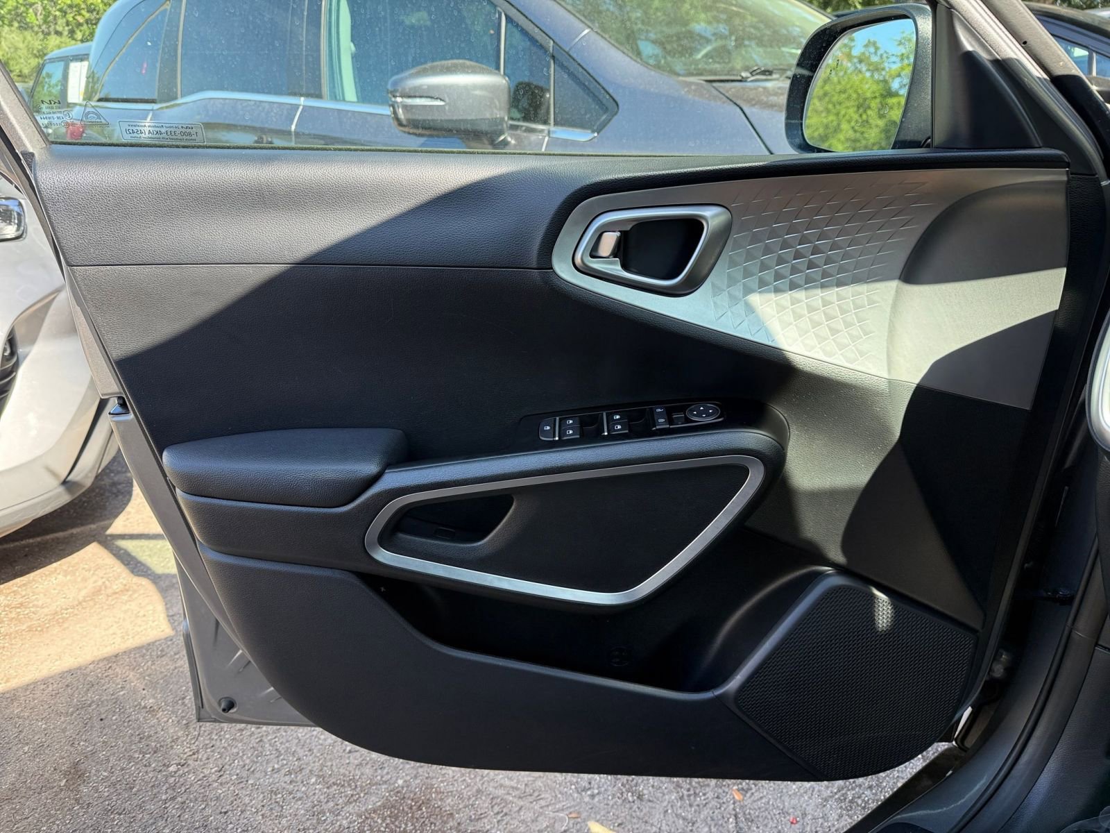 Used 2025 Kia Soul LX w/ LX Technology Package FWD image 20